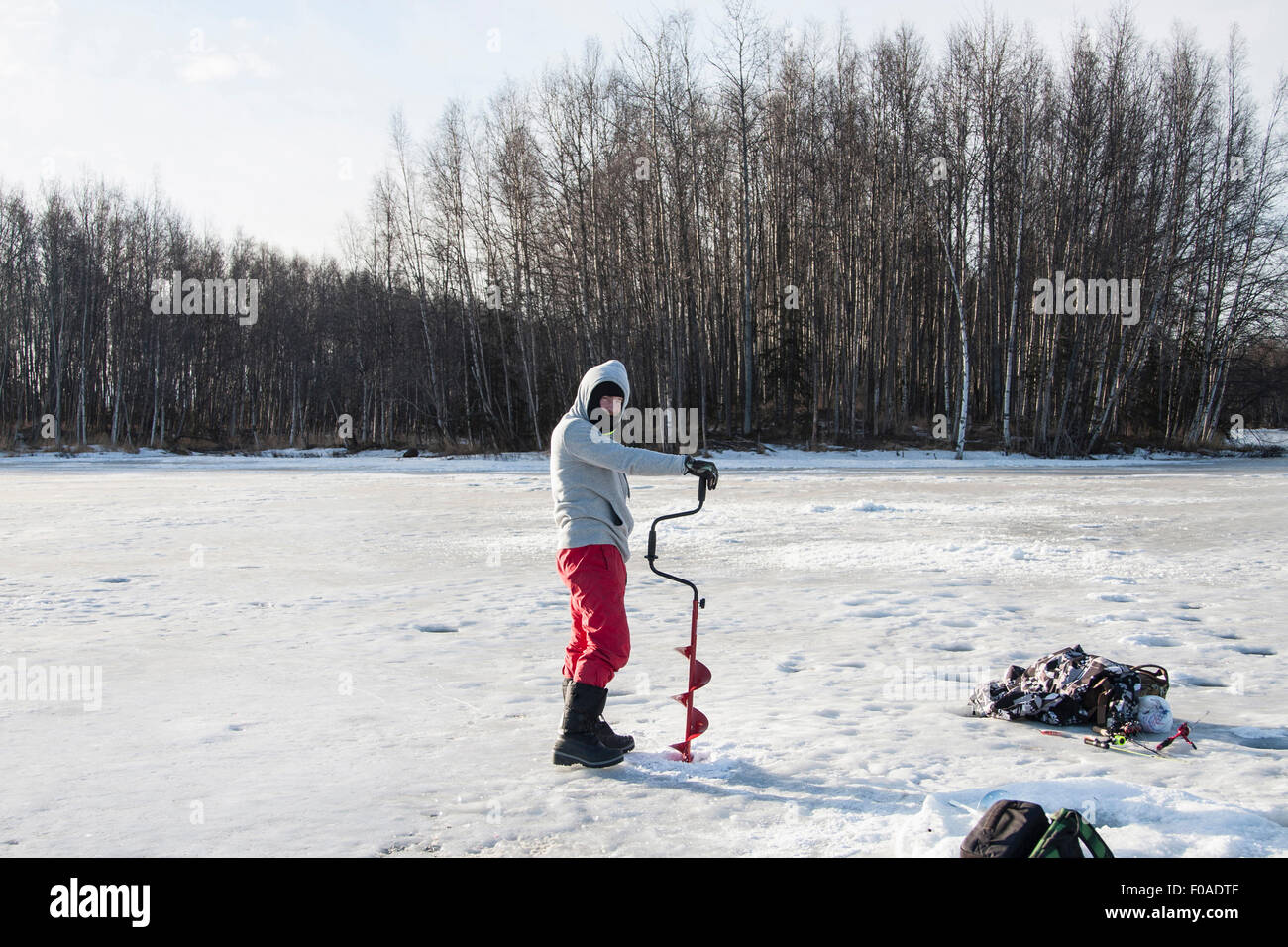 Mitte erwachsener Mann Eis Bohren, Fairbanks, Alaska Stockfoto