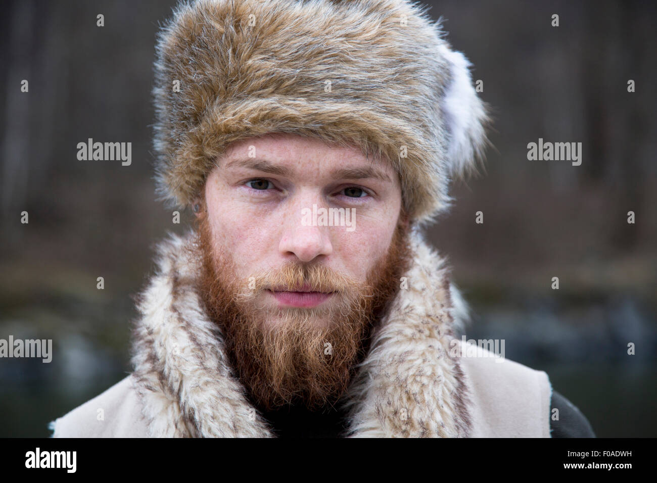 Mitte erwachsenen Mannes tragen Trapper Hut, portrait Stockfoto