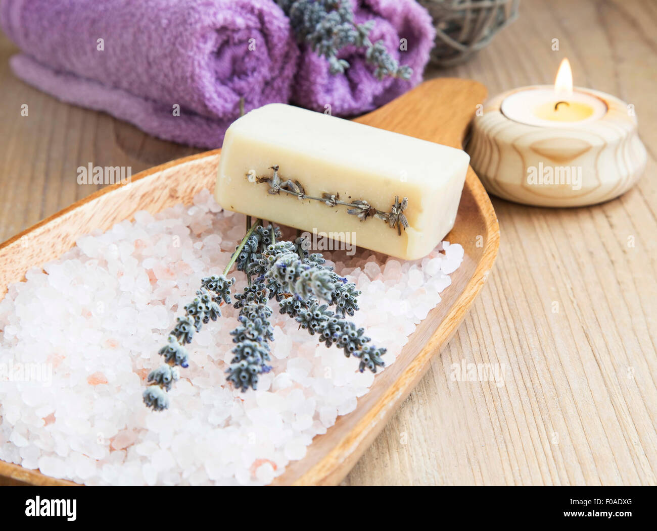 Lavendel Spa Stillleben mit Handtücher, Meer Salz, handgemachte Seife und Kerzen Stockfoto