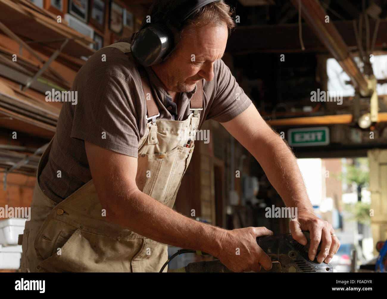 Bootsbauer Schleifen Holz in Werkstatt Stockfoto