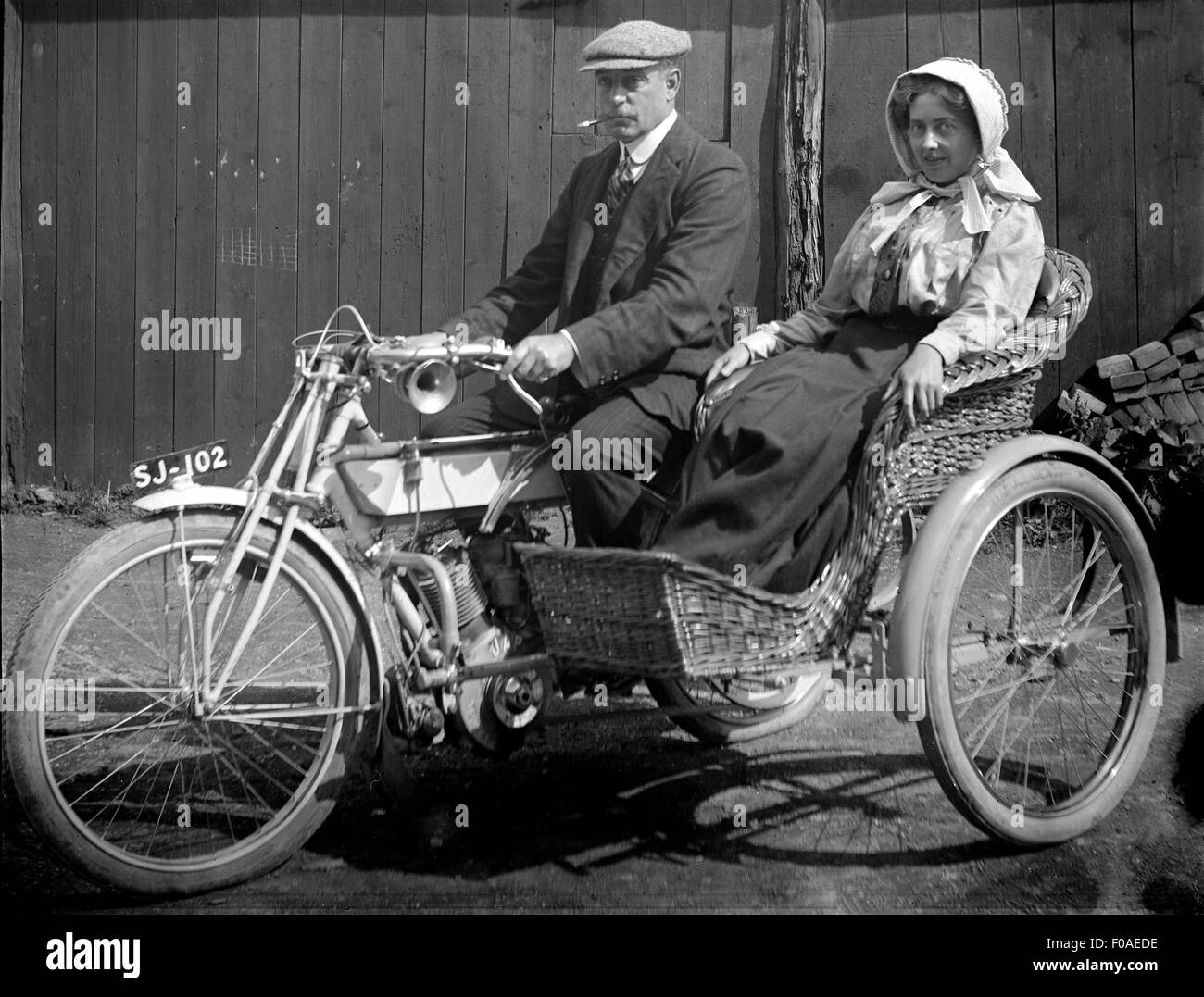 AJAXNETPHOTO - 1908 - 1914 (CA.) - EDWARDIAN MOTORRAD - MÖWE MIT WICKER KORB BEIWAGEN. FOTO: AJAX VINTAGE BILD BIBLIOTHEK REF: JB 80201 41 Stockfoto