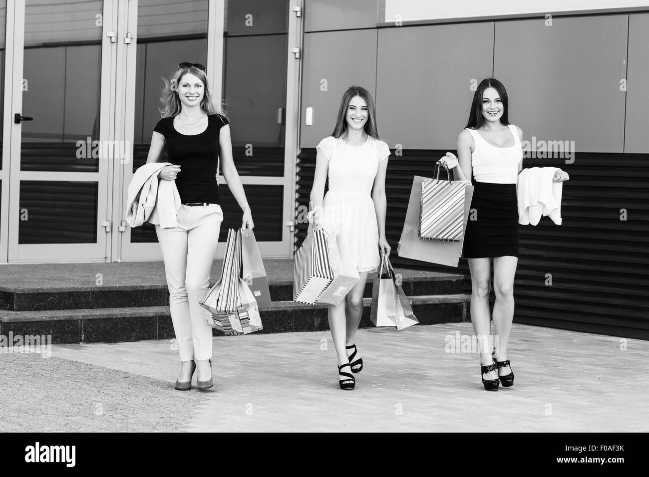 Junge Frauen nach dem Einkauf Stockfoto