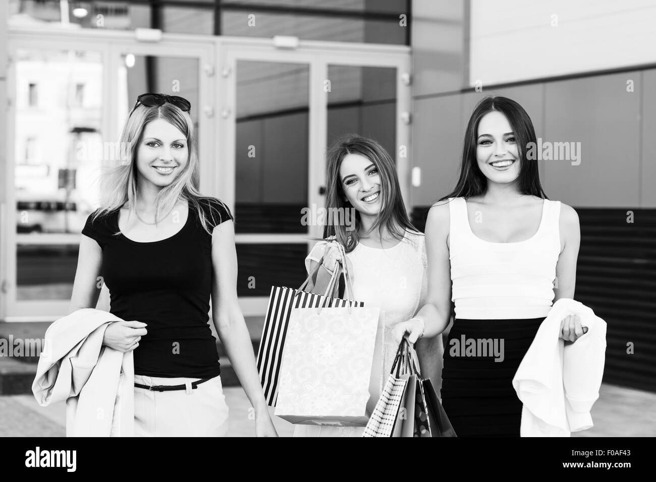 Junge Frauen nach dem Einkauf Stockfoto
