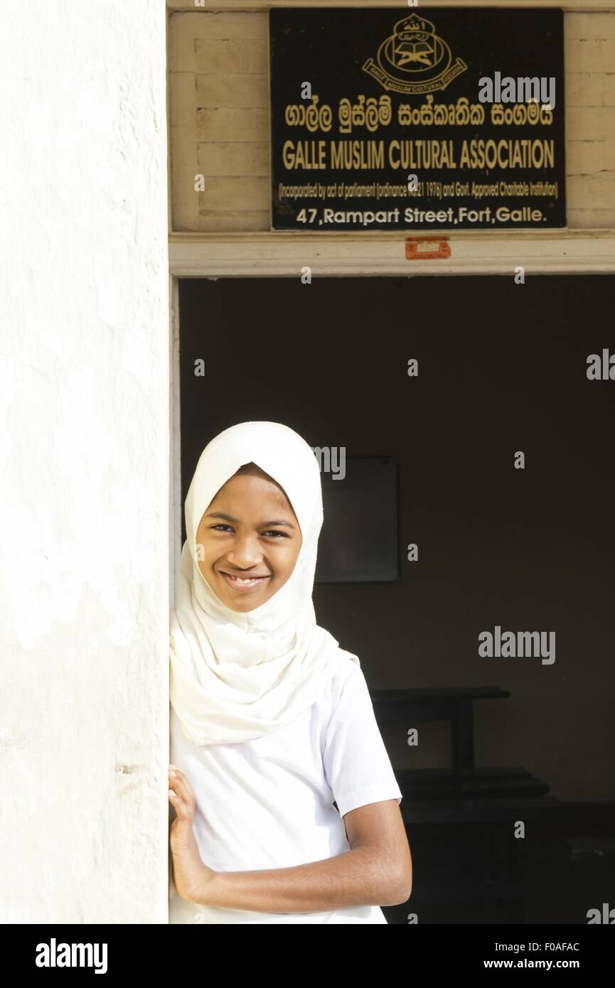 Mädchen in uniform stehen am Eingang des muslimischen Kulturverein, Galle Fort, Sri Lanka Stockfoto