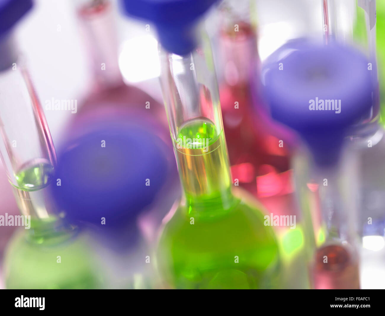 Nahaufnahme von Labor-Glaswaren-Fläschchen mit Chemikalien in einem Labor Stockfoto