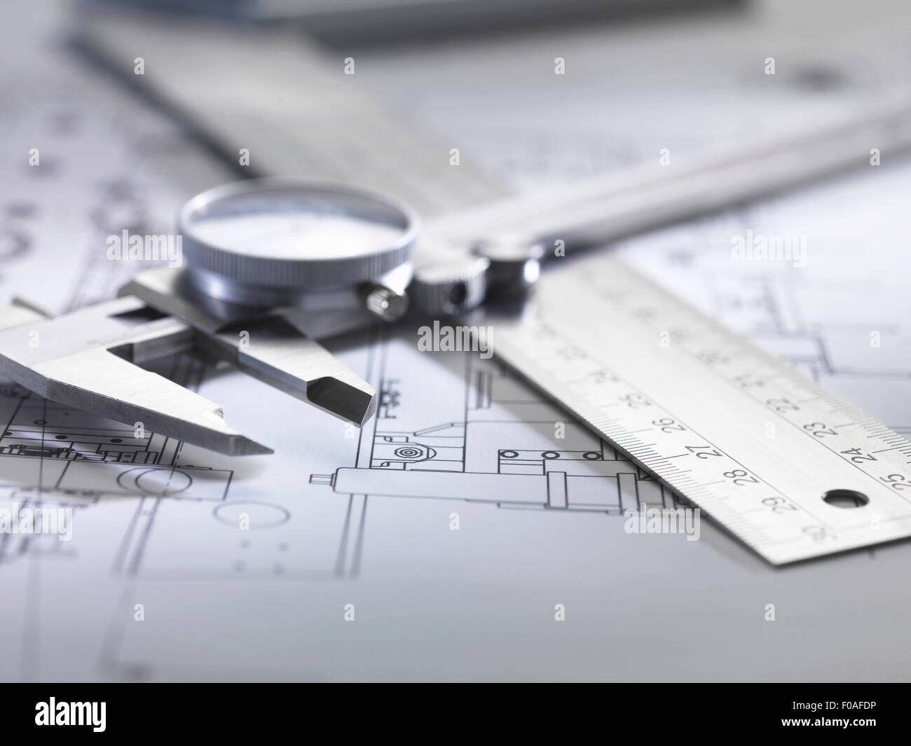 Engineering-Messung und Zeichengeräte auf Konstruktionszeichnung Stockfoto
