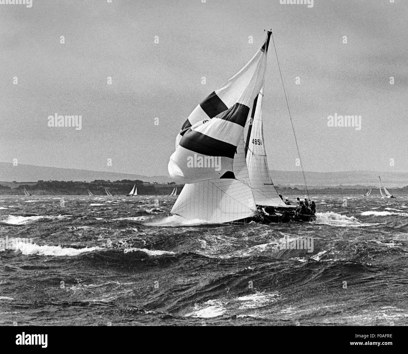 AJAXNETPHOTO - AUGUST 1971. SOLENT, ENGLAND. -ADMIRALS CUP 1971 - ITALIENISCHEN TEAM YACHT TARANTELLA GENIEßEN EINE ACHTERBAHN FAHREN WÄHREND EINES INSHORE RENNEN RUND UM DEN SOLENT UNTER HARTEN BEDINGUNGEN.  FOTO: JONATHAN EASTLAND/AJAX REF: TARANTELLA 1971 Stockfoto