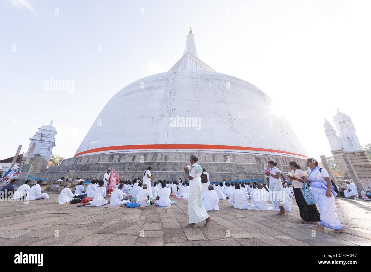 Menschen beten im Tempel quadratischer Stupa Mirisawetiya, Anuradhapura, Sri Lanka Stockfoto