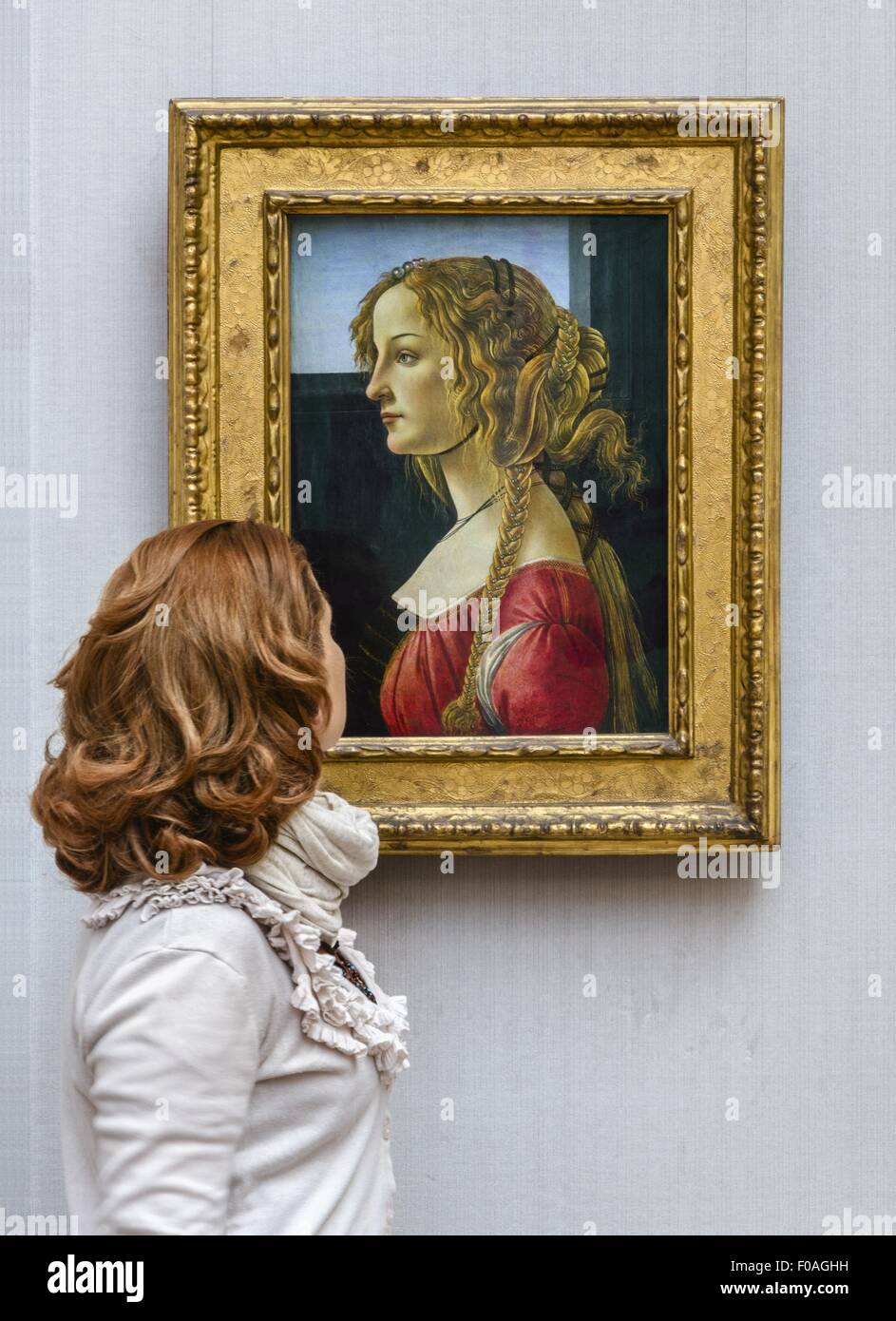 Frau betrachten Gemälde in staatlichen Museen zu Berlin, Berlin, Deutschland Stockfoto