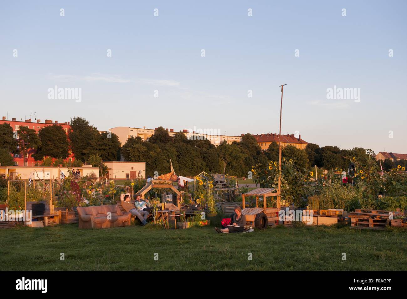 Menschen In Tempelhof Feld Garten Bei Sonnenuntergang Berlin