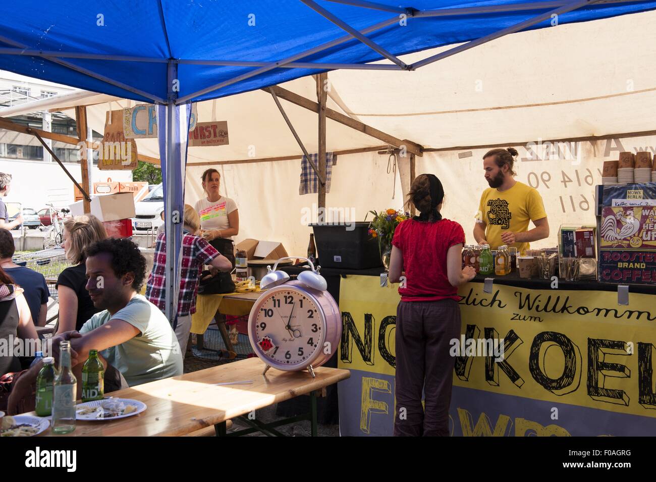 Menschen bei Flowmarkt in Maybachufer, Hermannplatz, Berlin, Deutschland Stockfoto