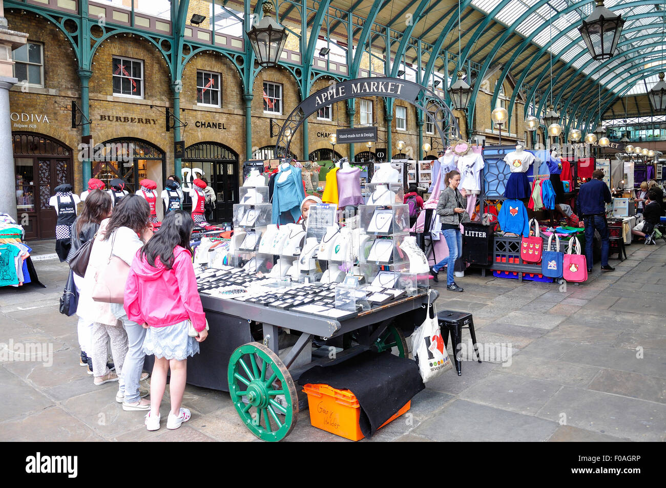 Apfelmarkt in Covent Garden Market, Covent Garden, City of Westminster, London, England, Vereinigtes Königreich Stockfoto