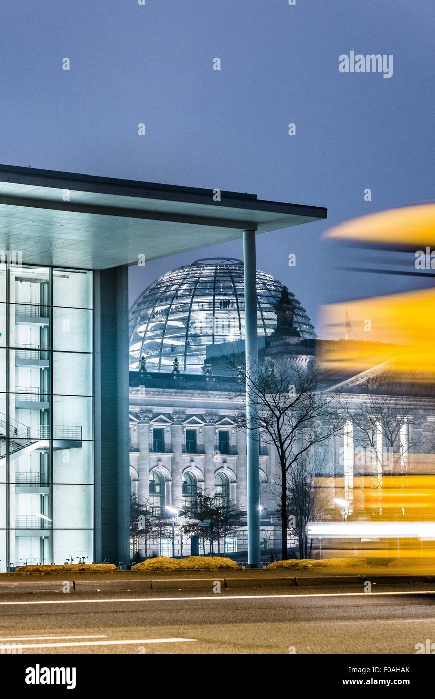 Beleuchtete Reichstagsgebäude in der Abenddämmerung, Berlin, Deutschland Stockfoto