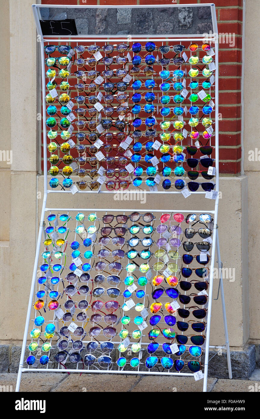 Sonnenbrille Rack im Jubilee Markthalle, Covent Garden, Westminster, London, England, Vereinigtes Königreich Stockfoto