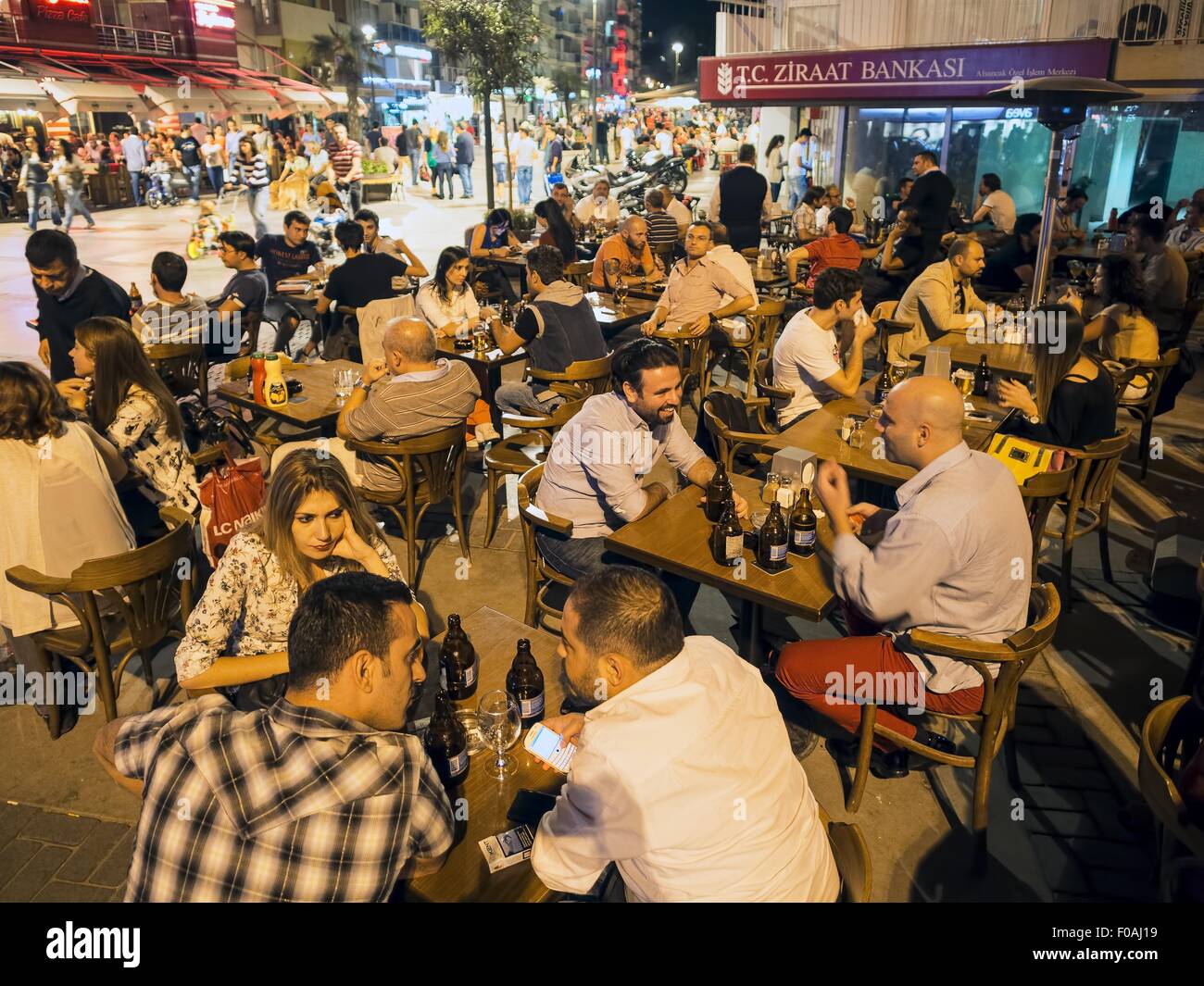 Nachtleben von Menschen in Alsancak, Izmir, ägäische Region, Türkei Stockfotografie Alamy