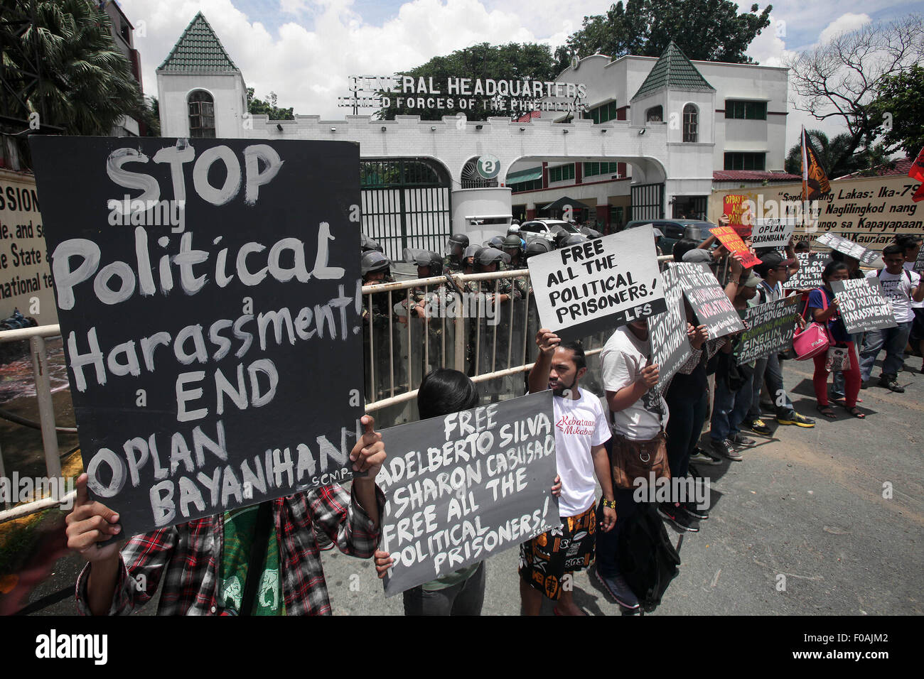 Quezon City, Philippinen. 11. August 2015. Aktivisten halten Plakate an eine Protestkundgebung vor der Streitkräfte der Philippinen (AFP)-zentrale in Quezon City, Philippinen, 11. August 2015 teilnehmen. Die Aktivisten verurteilt die Drangsalierung und Einschüchterung durch das Militär auf Jugend-Aktivisten. © Rouelle Umali/Xinhua/Alamy Live-Nachrichten Stockfoto