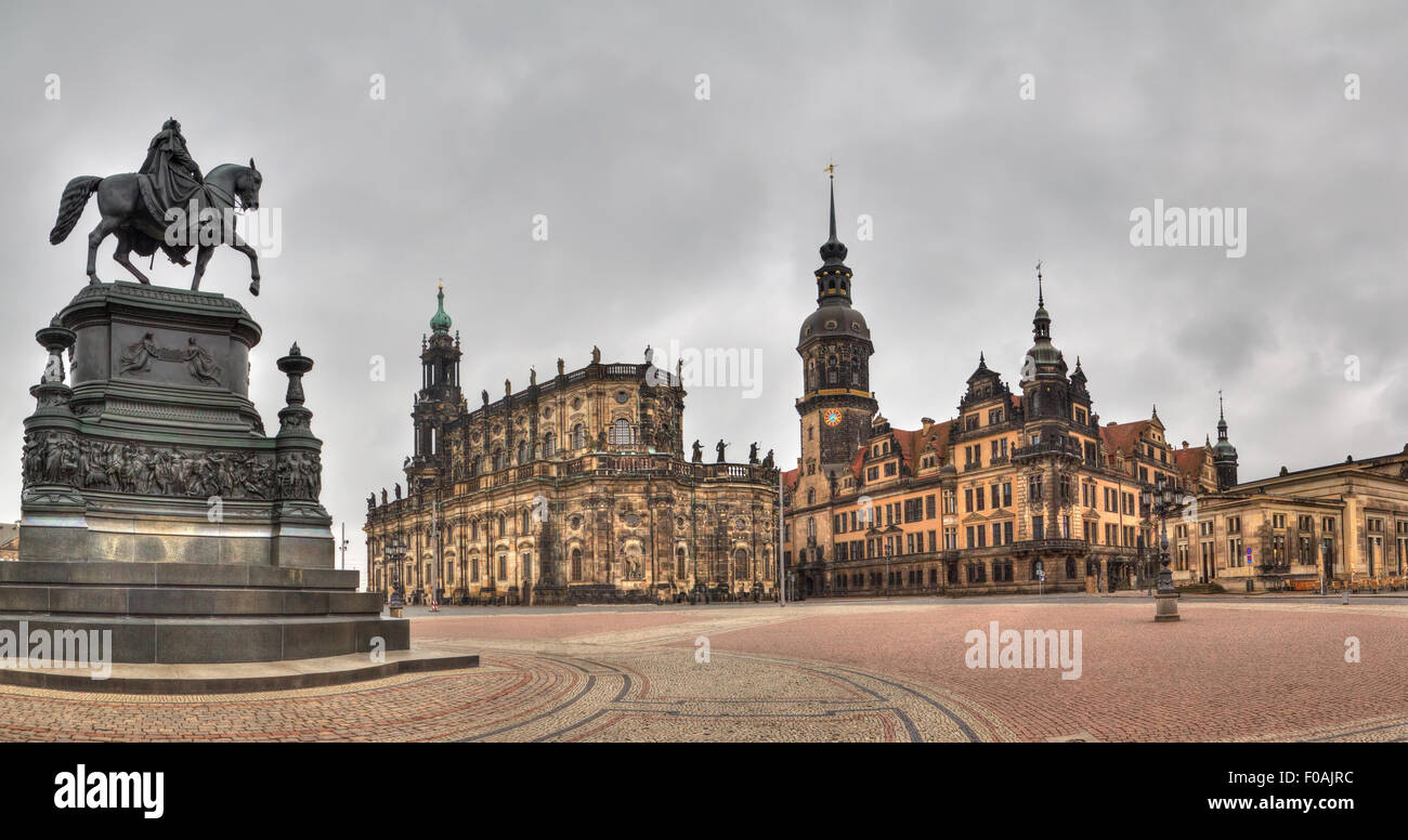 Denkmal für König Johann von Sachsen, katholische Kirche und Dresdner Residenzschloss, Dresden, Deutschland Stockfoto