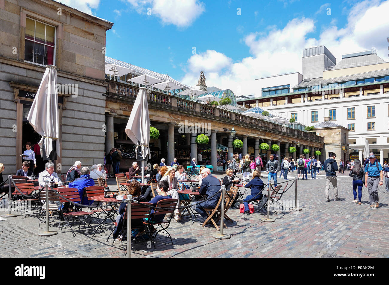 Outdoor Restaurant in Covent Garden Market Innenhof, Covent Garden, Westminster, London, England, Vereinigtes Königreich Stockfoto