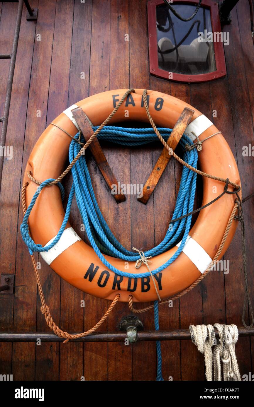 Nahaufnahme des Lebens bewachen Ring Weitergabe Holzoberfläche, Fano Nordby, Dänemark Stockfoto