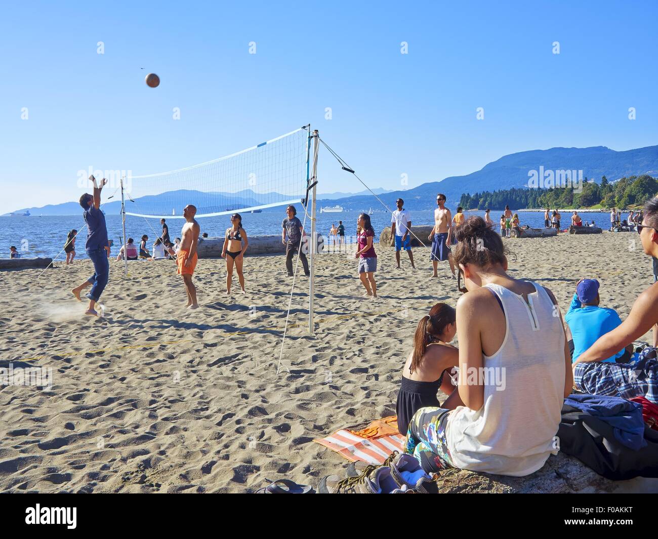 Menschen spielen Beach-Volleyball auf Englisch Bay Beach, Vancouver, Britisch-Kolumbien, Kanada Stockfoto