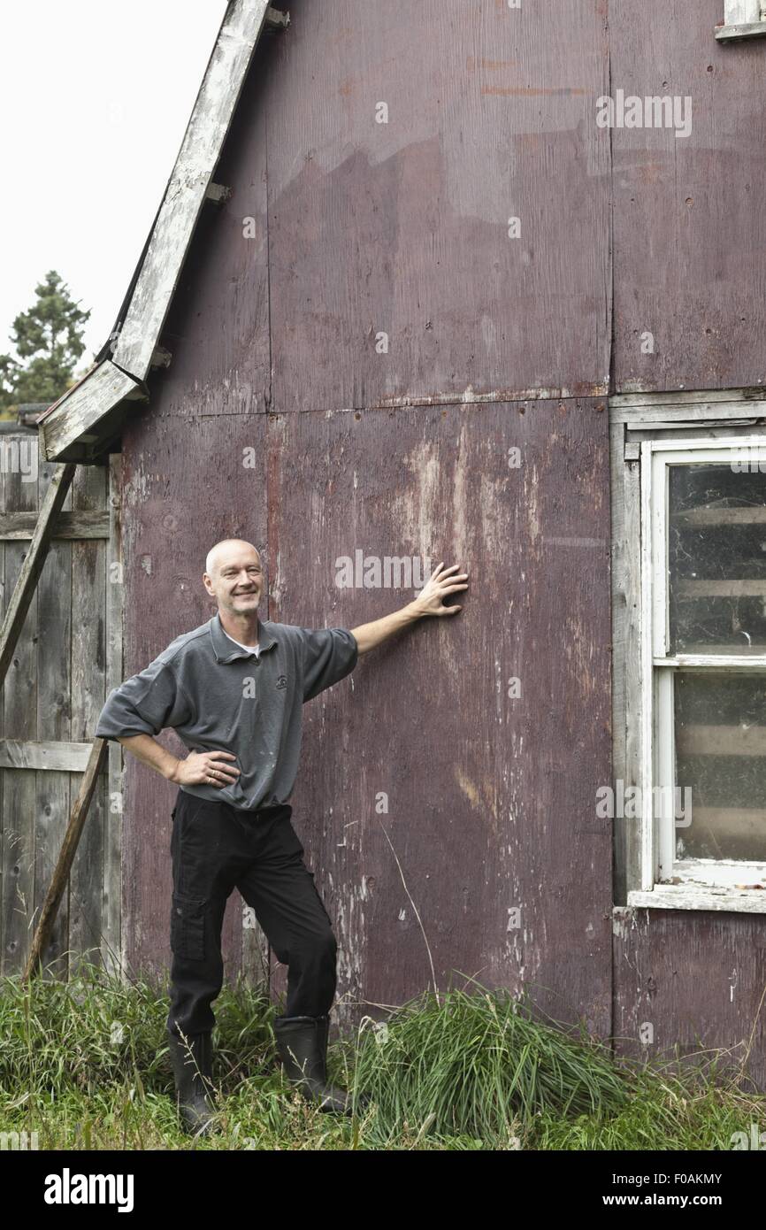 Besitzer des deutschen Restaurant stützte sich auf Wand mit Hand auf Hüfte, Amherst, Nova Scotia, Kanada Stockfoto
