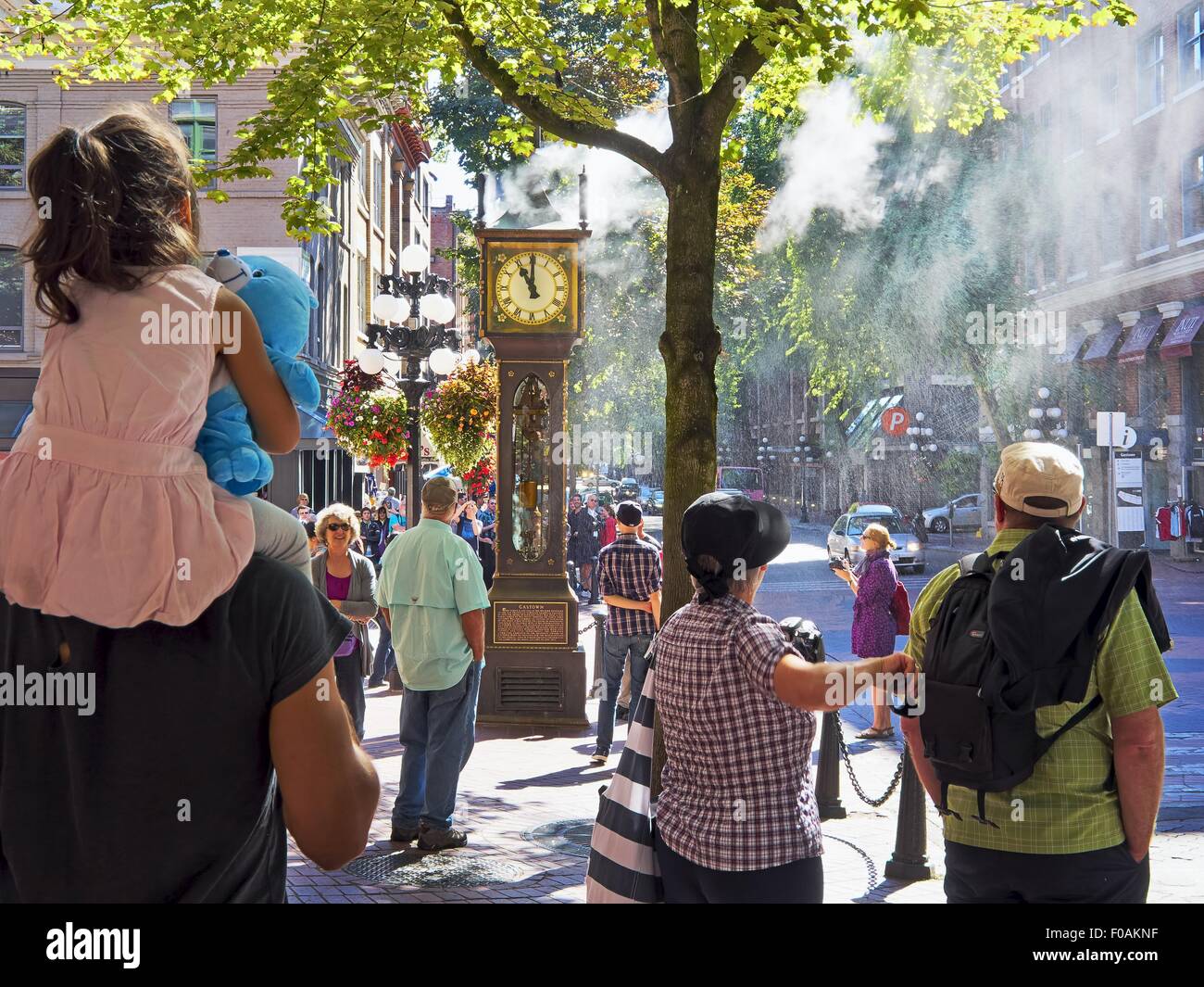 Menschen an der Cambie Street mit der Gastown Steam Clock, Vancouver, Britisch-Kolumbien, Kanada Stockfoto