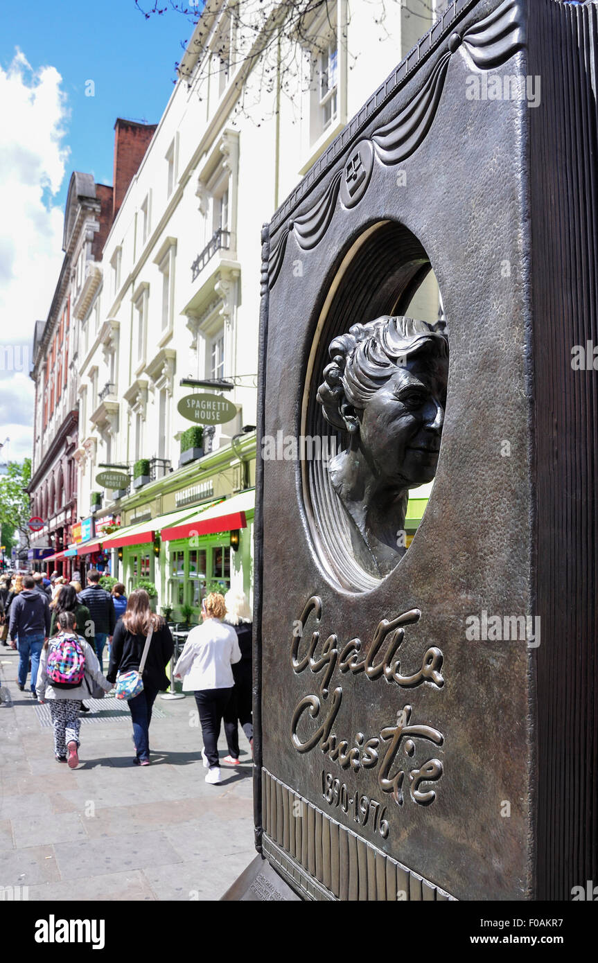 Agatha Christie-Statue "The Book", Cranbourne Street, Covent Garden, City of Westminster, London, England, Vereinigtes Königreich Stockfoto