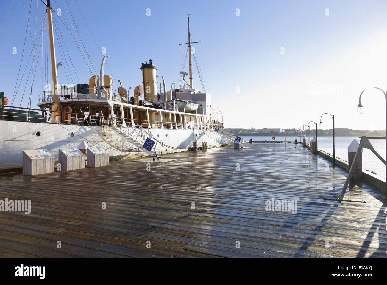 Schiff am Hafen von Halifax Regional Municipality, Nova Scotia, Kanada Stockfoto