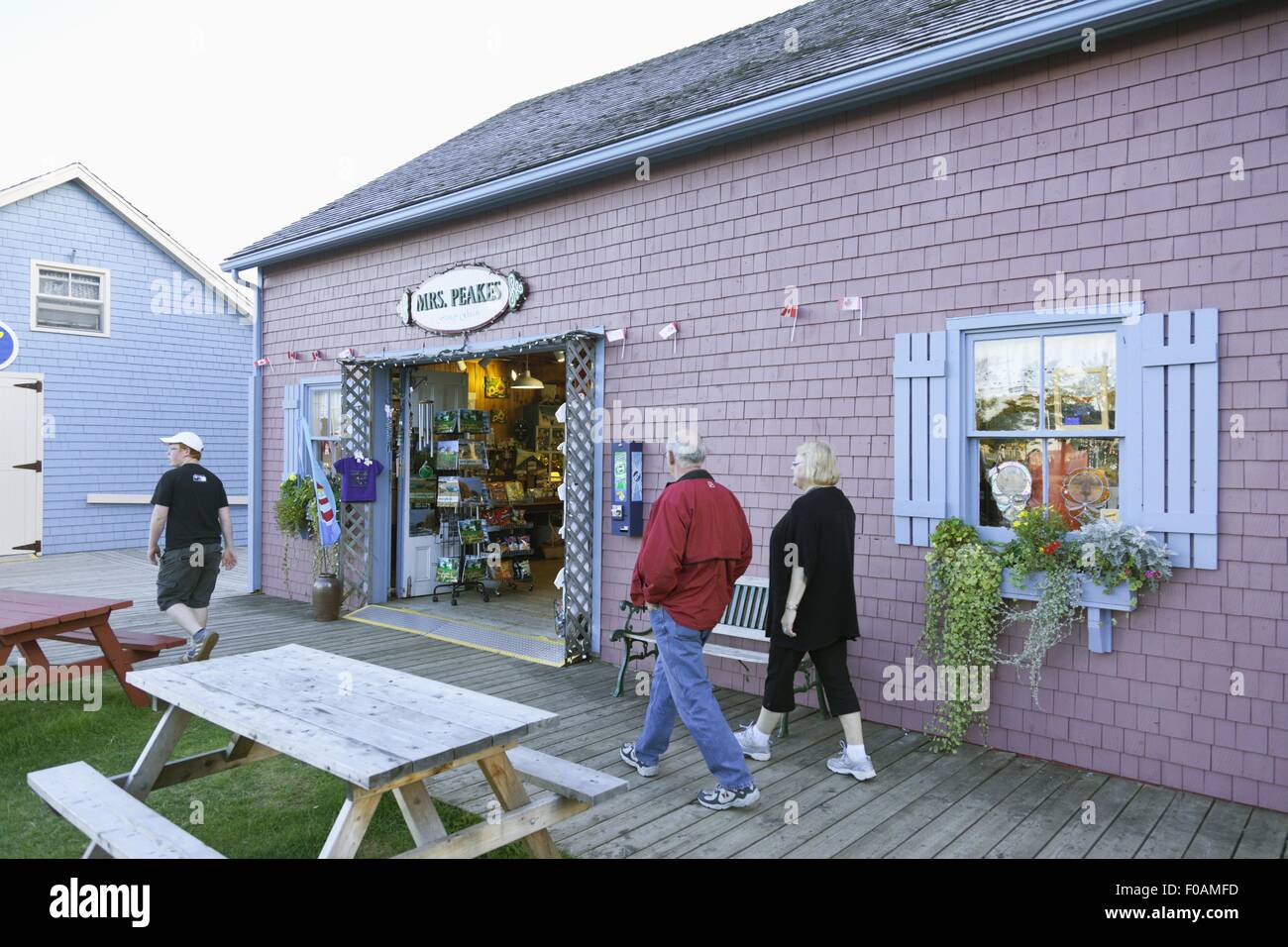 Passanten vor Geschäft, Charlottetown, Prince Edward Island, Canada Stockfoto