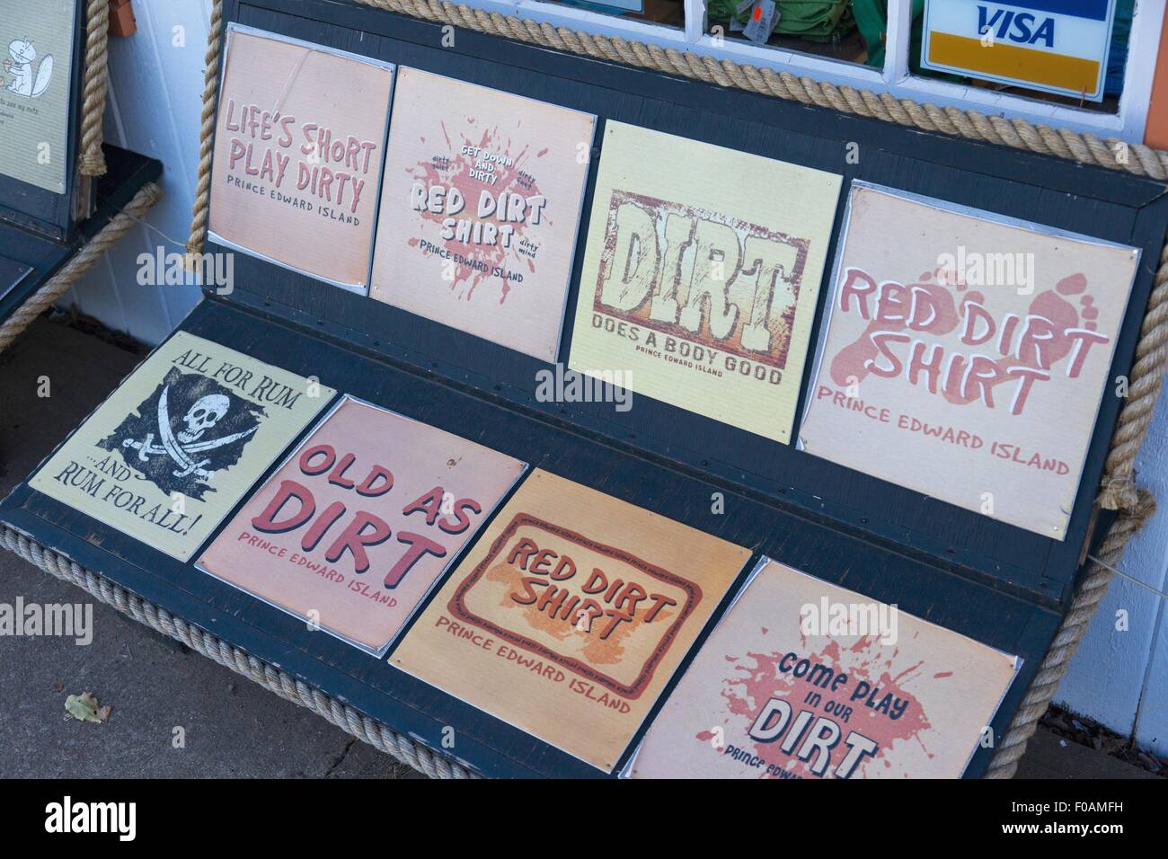 Verschiedene Logos von "Red Dirt Shirt", Charlottetown, Prince Edward Island, Canada Stockfoto