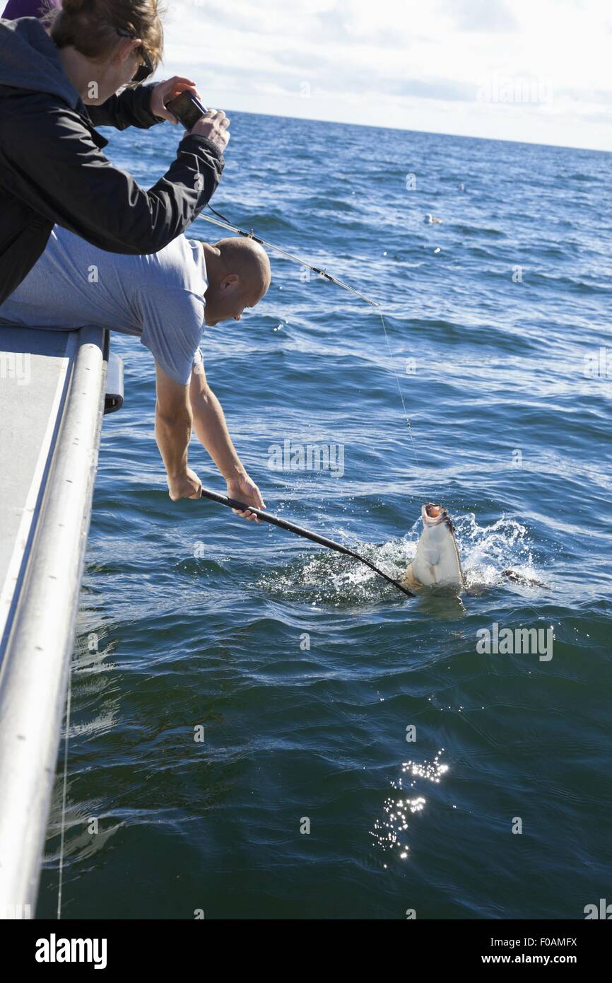 Mann Fotografieren anderer Menschen beim Fischen, Prince-Edward-Insel, Brackley Dalvay, Kanada Stockfoto