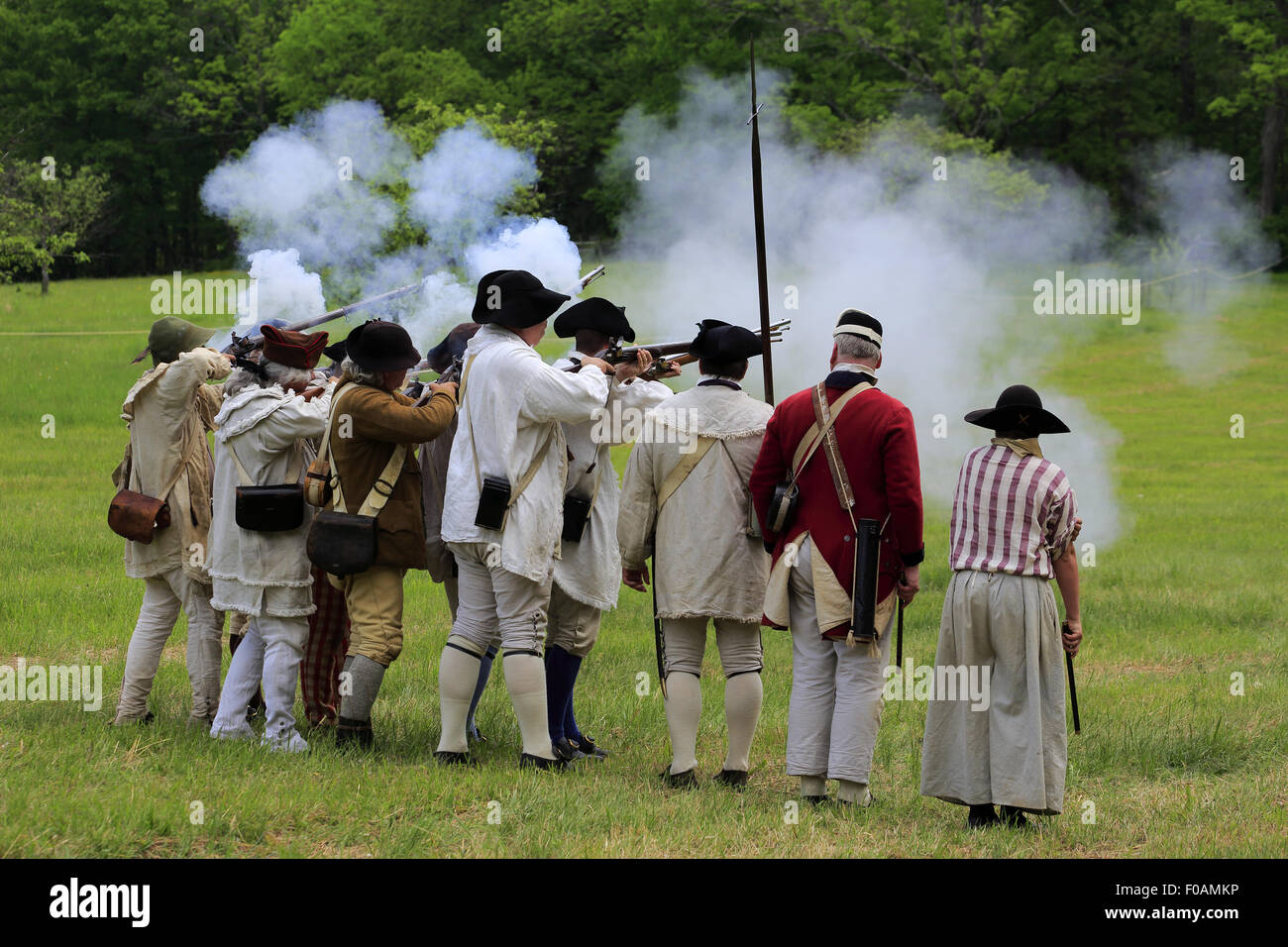 Muskete abfeuern während revolutionärer Krieg Nachstellung bei Hollow Jockey in Morristown National Historical Park New Jersey USA Stockfoto