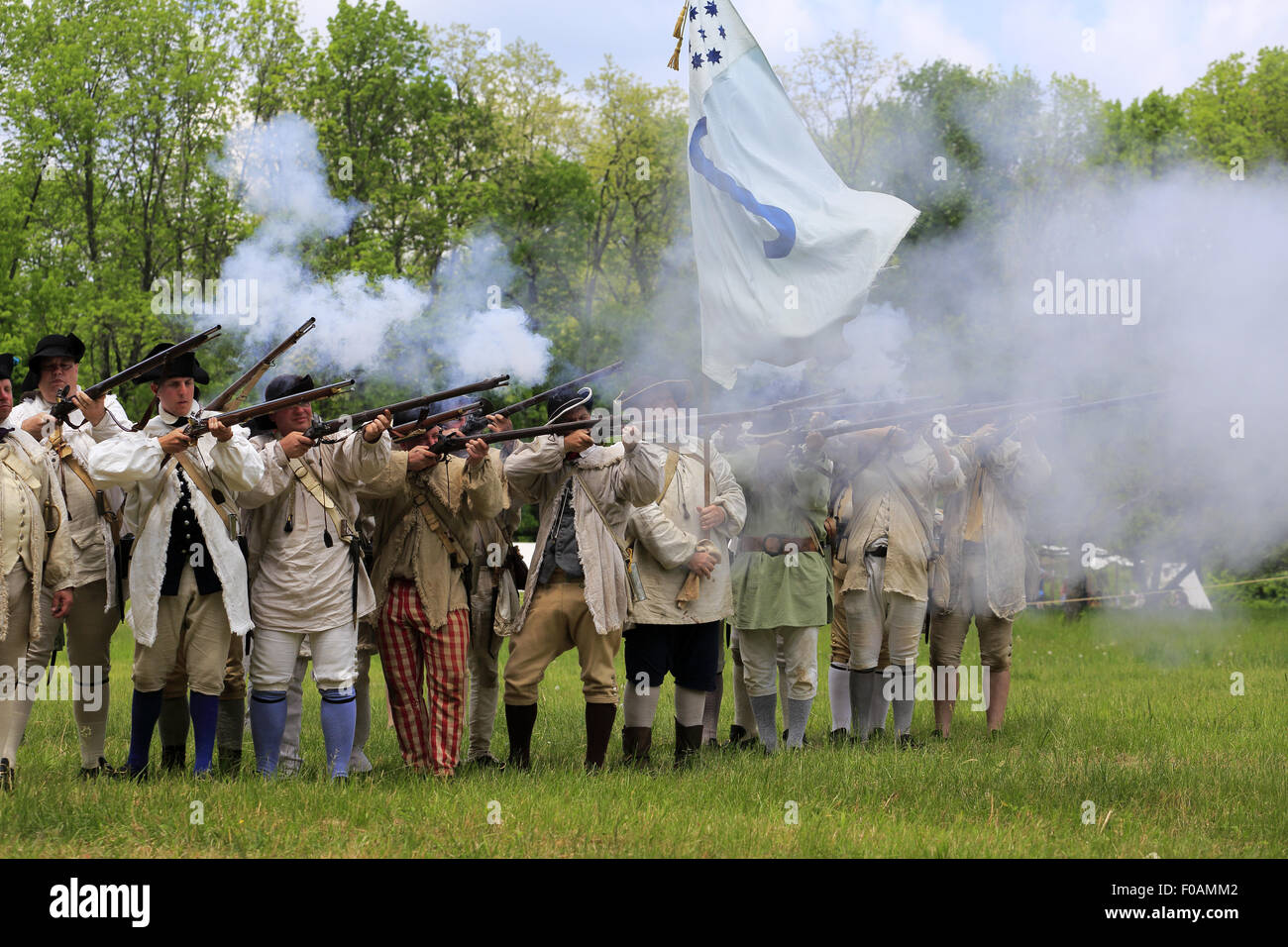 Muskete abfeuern während revolutionärer Krieg Nachstellung bei Hollow Jockey in Morristown National Historical Park New Jersey USA Stockfoto