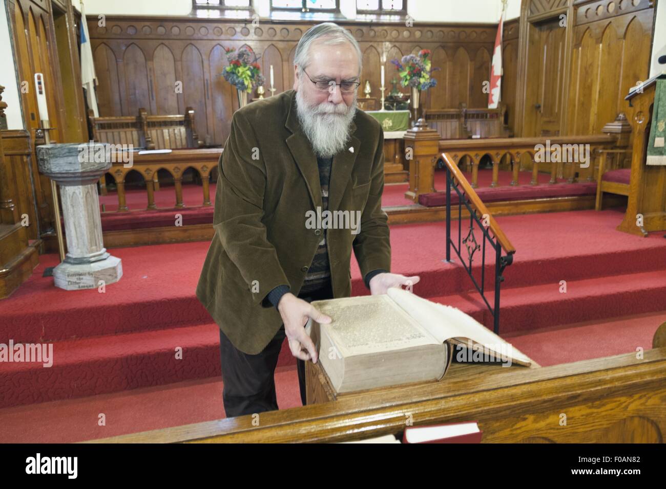 Comminity Mann liest alte Bibel, Lunenburg, Nova Scotia, Kanada Stockfoto