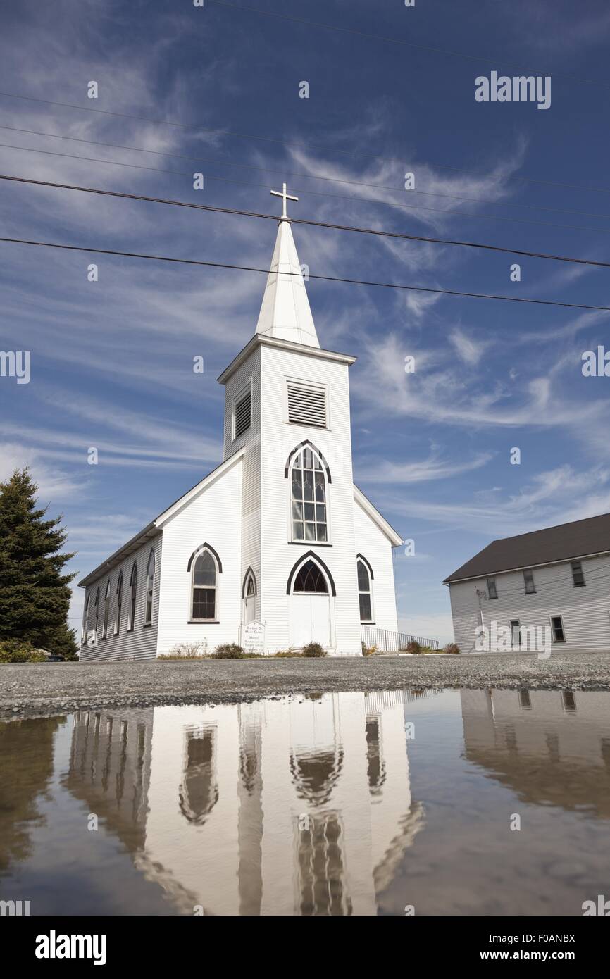 Blick auf die weiße Kirche in der Nähe von Halifax, Prospect Bay, Nova Scotia, Kanada Stockfoto