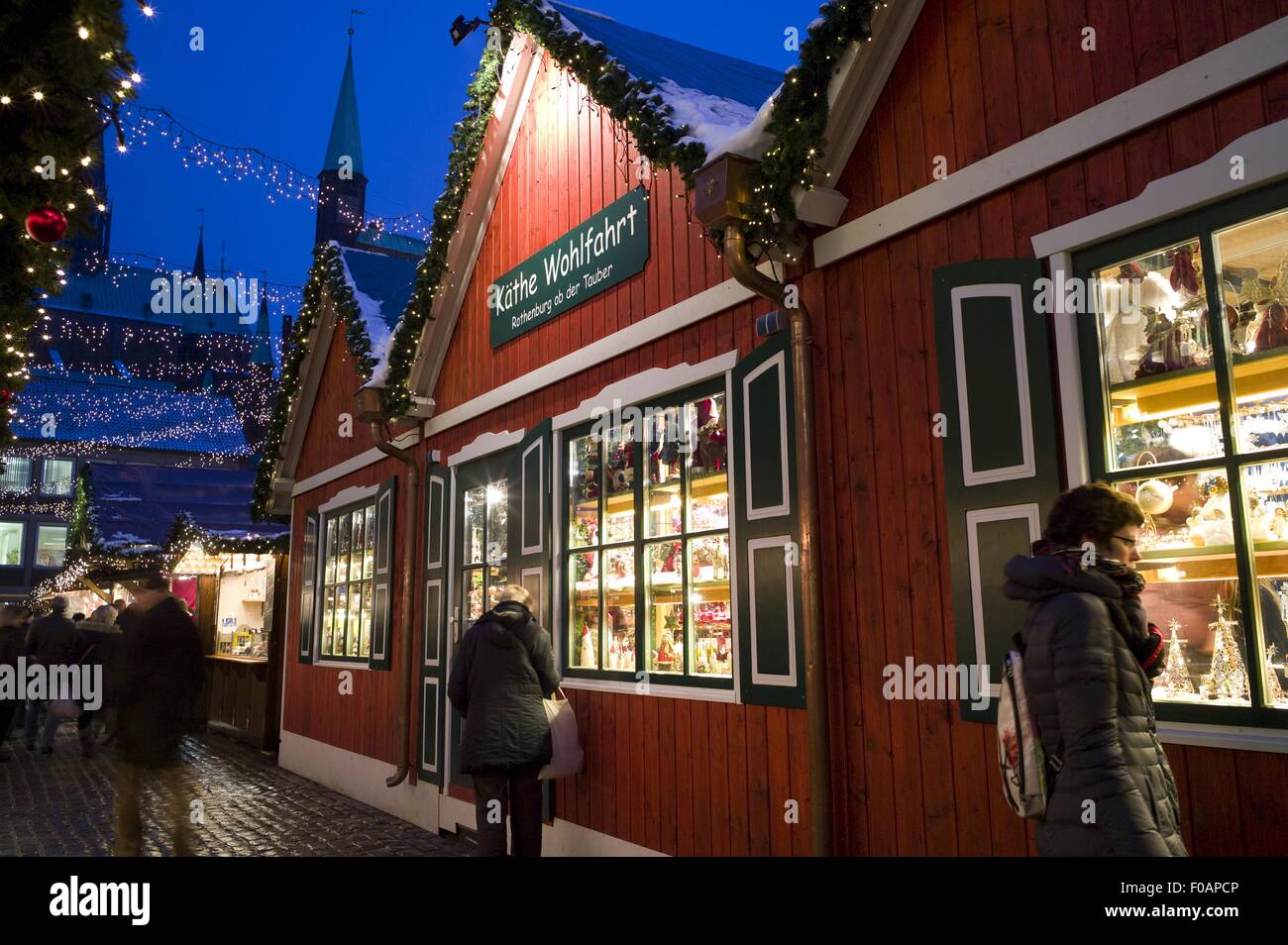 Ansicht des Rathauses in der Nacht während der Weihnachtszeit in Lübeck, Schleswig Holstein, Deutschland Stockfoto