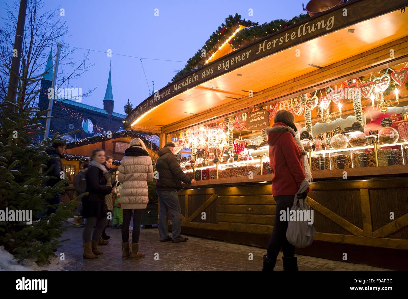 Menschen am Weihnachtsmarkt stall in Lübeck, Schleswig Holstein, Deutschland Stockfoto
