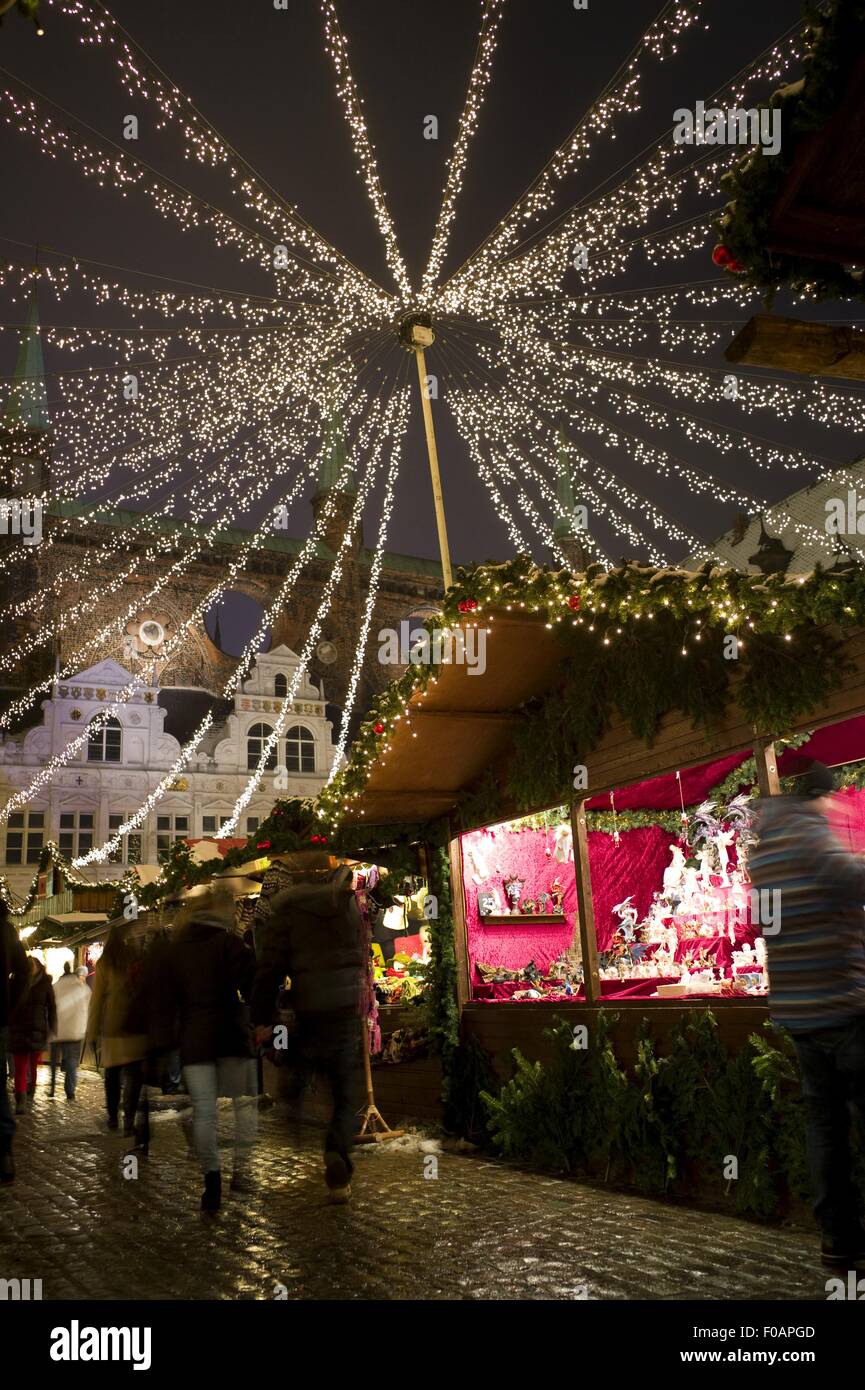 Lübeck Weihnachtsmarkt verziert mit Lichtern, Schleswig Holstein, Deutschland Stockfoto