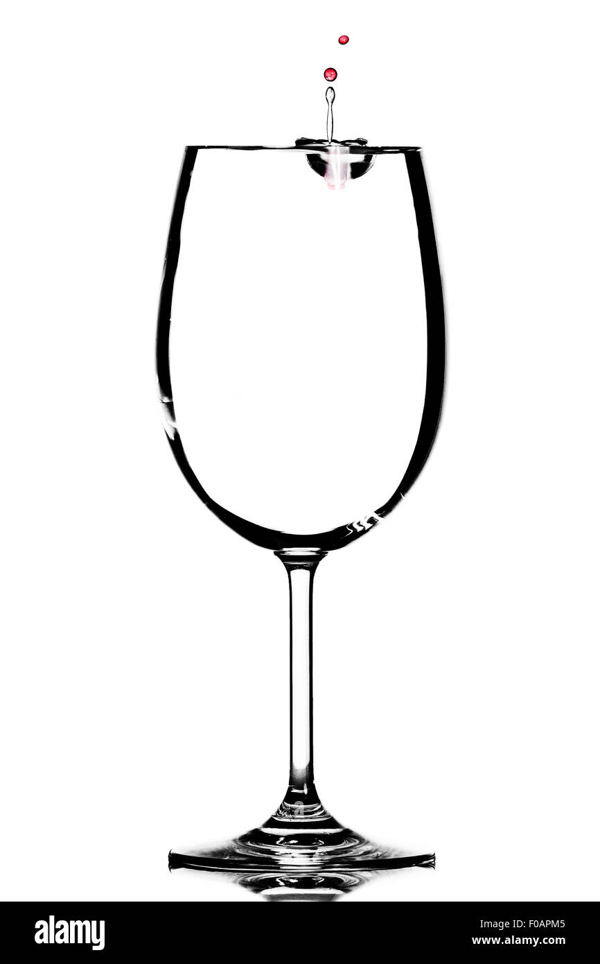 Wassertropfen landet in Glas Wein mit Wasser gefüllt. Stockfoto