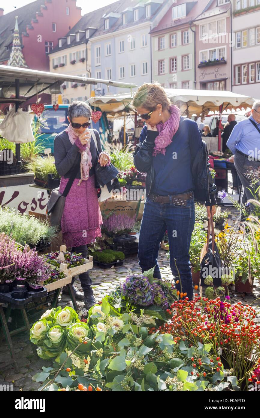 Menschen in Blumenmarkt am Domplatz in Freiburg, Deutschland Stockfoto
