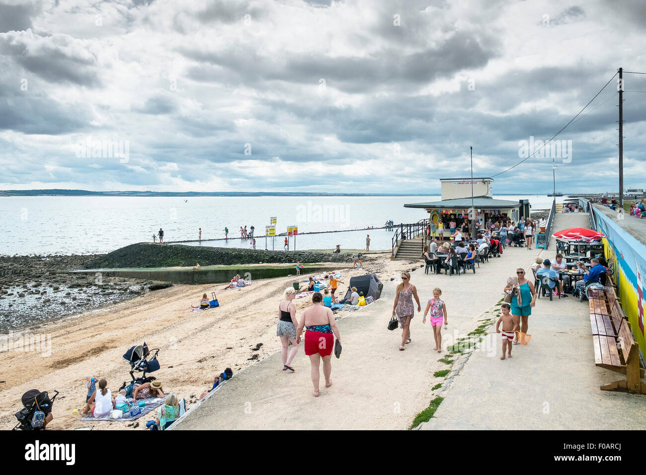 Canvey Island - Familien Menschen entspannend auf Concord Strand auf Canvey Island, Essex. Stockfoto