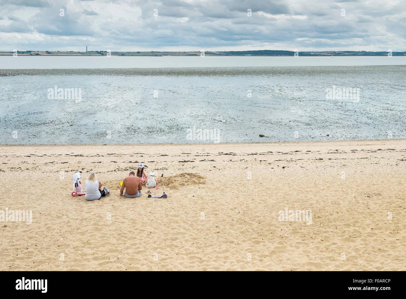 Canvey Island - eine Familie am Strand entspannen bei Thorney Bay auf Canvey Island, Essex. Stockfoto