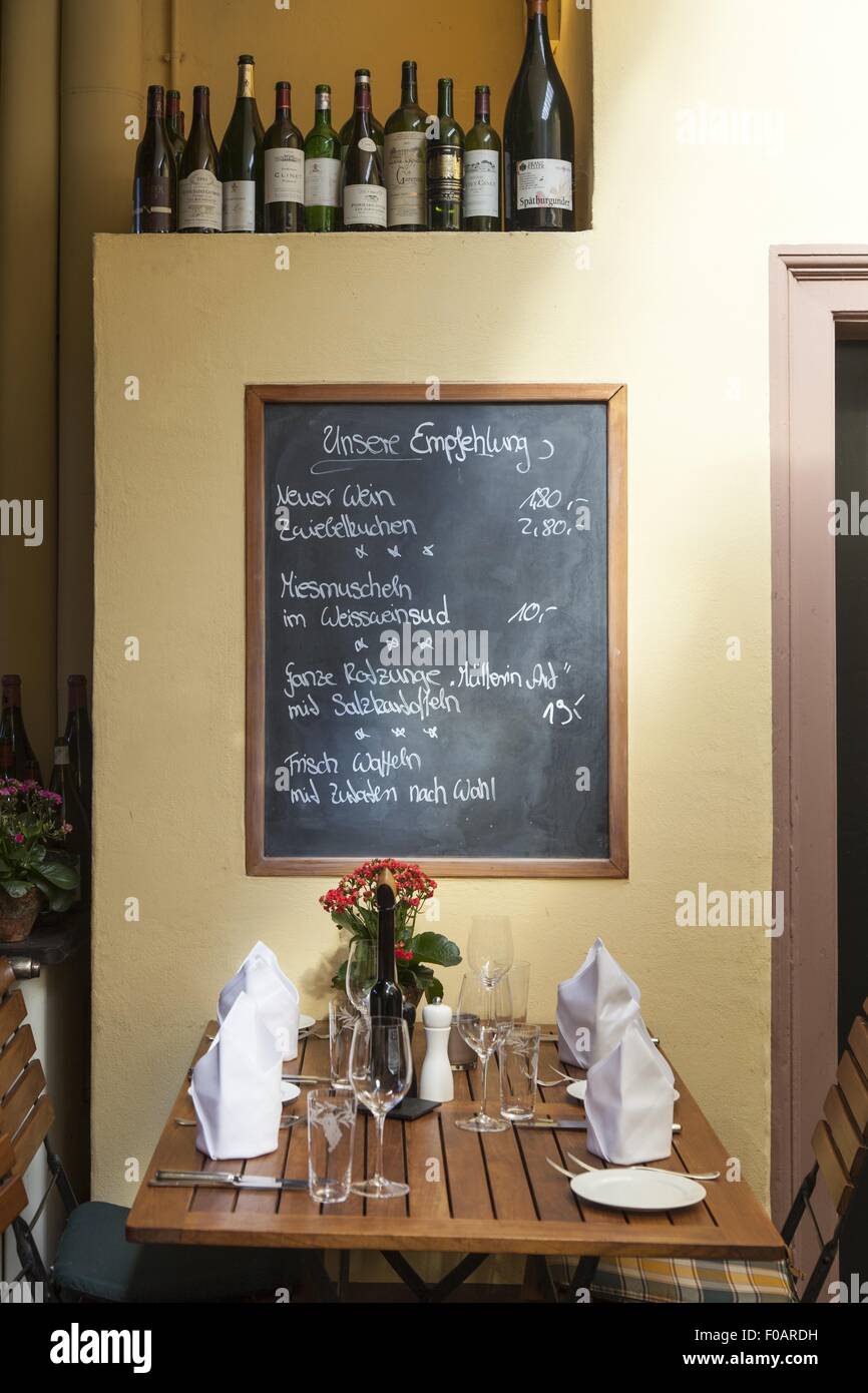 Gelegt, Tisch und u Cerneho Orla Wein im Restaurant in der Scheunel, Freiburg, Deutschland Stockfoto