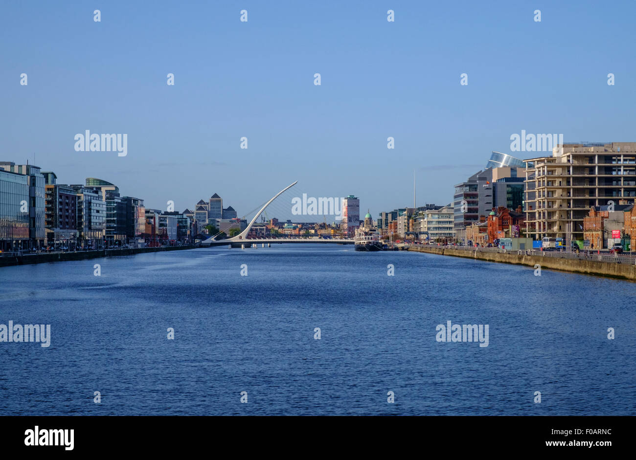 Dublin Stadtbild Ansicht Fluss Liffey Skyline Brücke Calatrava Geschäft Bezirk Bau Kai Kais blauen Himmel Stockfoto