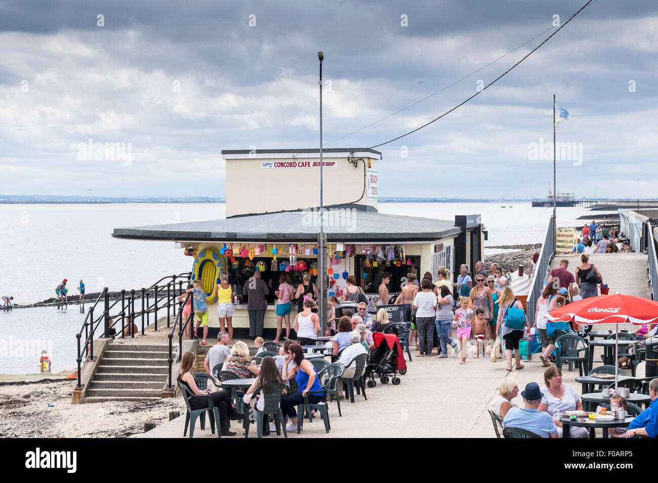 Canvey Island - Familien Leute genießen das Wochenende bei Concord Strand auf Canvey Island, Essex Stockfoto