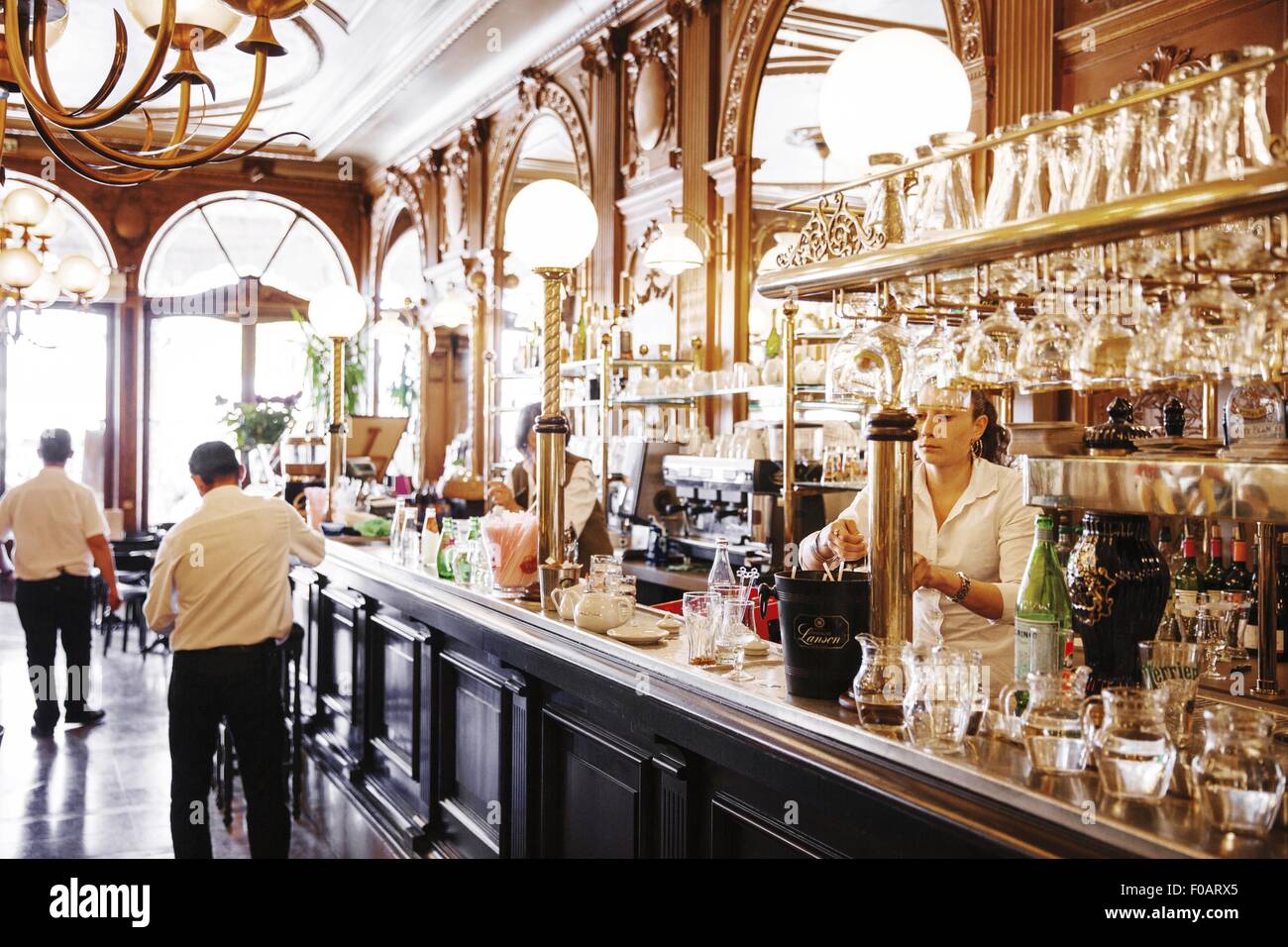 Bar mit kontern Sie bar Tender im Cafe De La Paix, La Rochelle, Ile de Ré, Frankreich Stockfoto