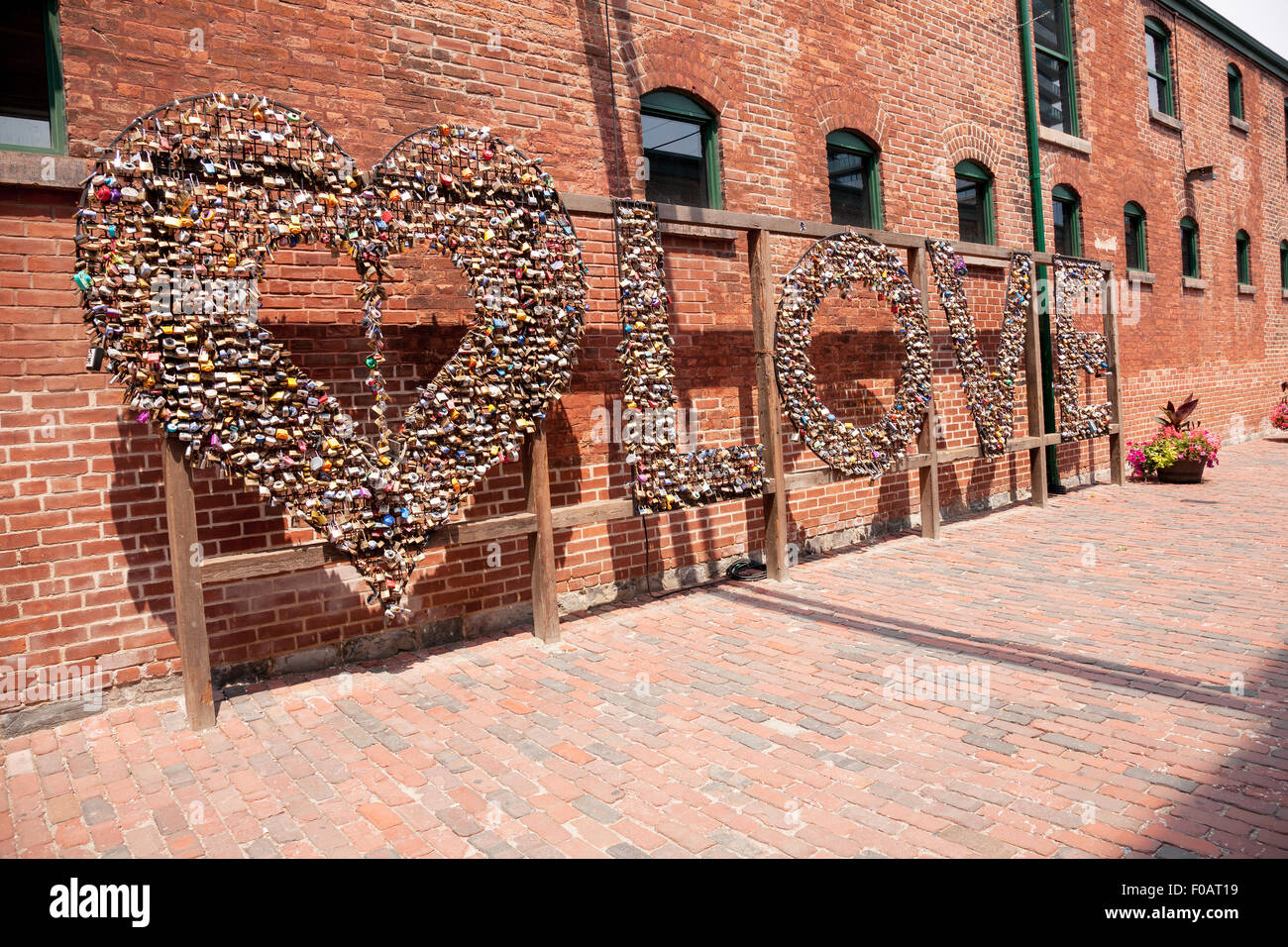 Liebe-Lock Installation an den Distillery District in Toronto, Ontario; Kanada; Pan bin Spiele 2015 in der Gastgeberstadt Toronto Stockfoto