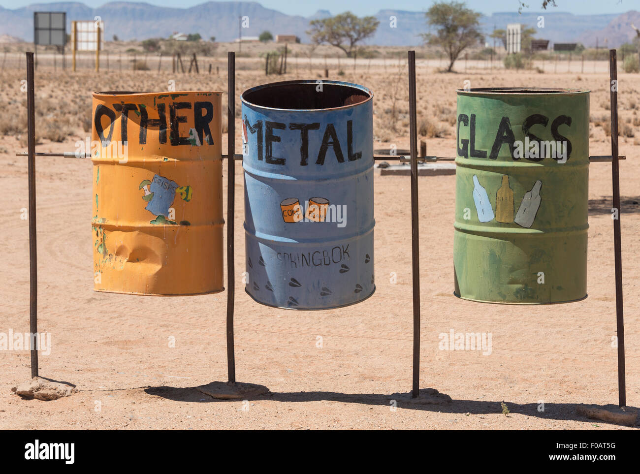 Recycling-Trommeln am Sesriem Canyon, Namib-Naukluft-Nationalpark, Sossusviei, Namib-Wüste, Hardap Region Republik Namibia Stockfoto