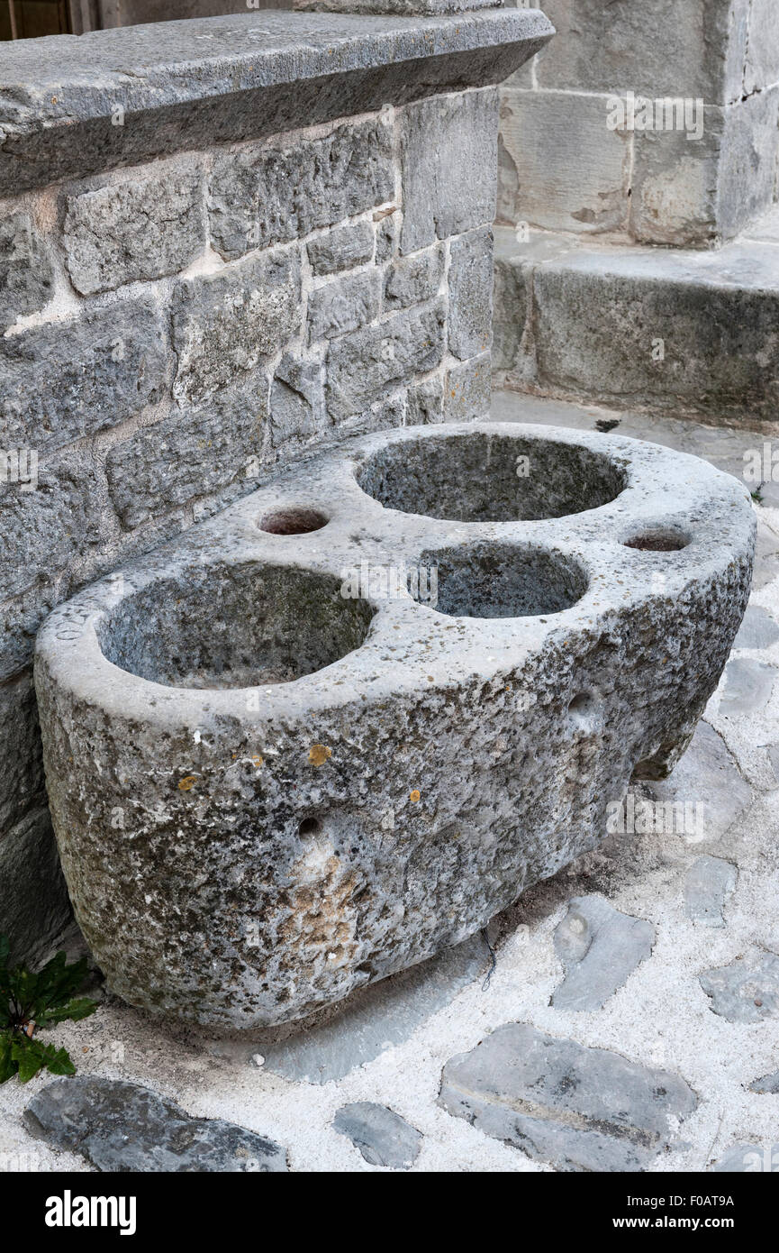 Gracisce (Gälen), Istrien, Kroatien. Einen ausgehöhlten mittelalterliche Stein zur Messung der Standardvolumes von Mais, Öl, Salz usw. Stockfoto