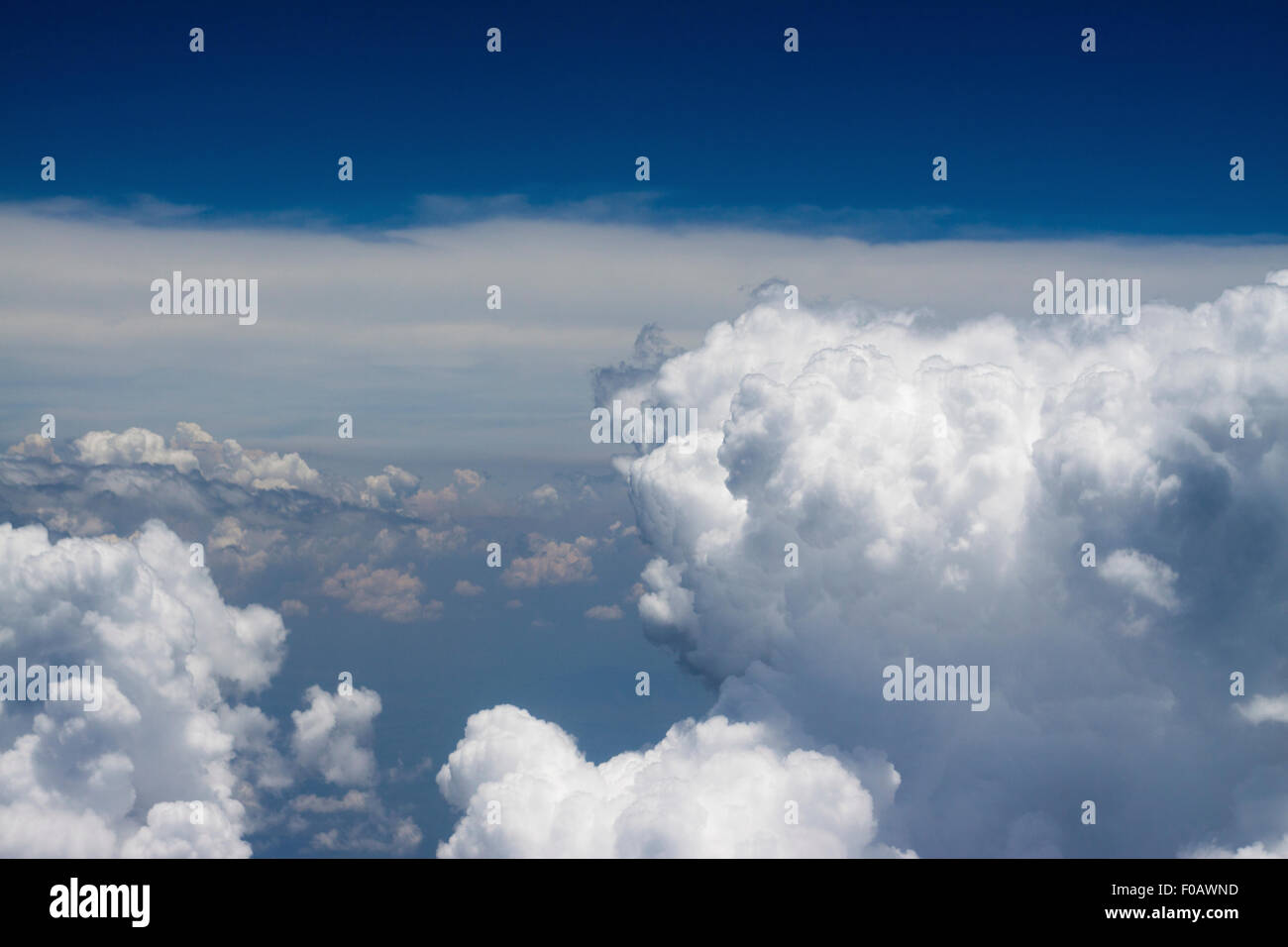 Bildung der Wolken am blauen Himmel. Los Cabos, Mexiko Baja California Sur. Stockfoto